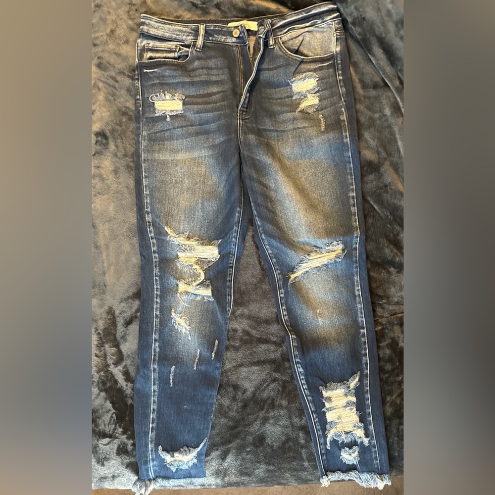 Woman's Distressed Kancan Blue Jeans